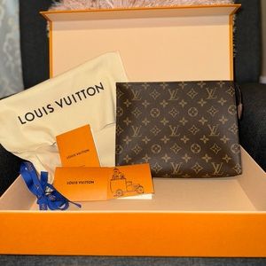 LOUIS VUITTON 👜 
Monogram Toiletry Pouch 26
